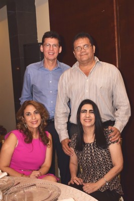 Arleth de Craniotis y Lizeth de Huezo, Edgard Huezo y Gonzalo Pineda.