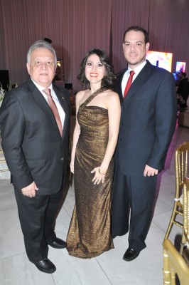 Carlos Bueso, Mavis y Roberto Larios