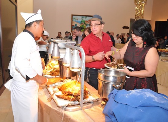 Los esposos Andonie son atendidos durante el buffet