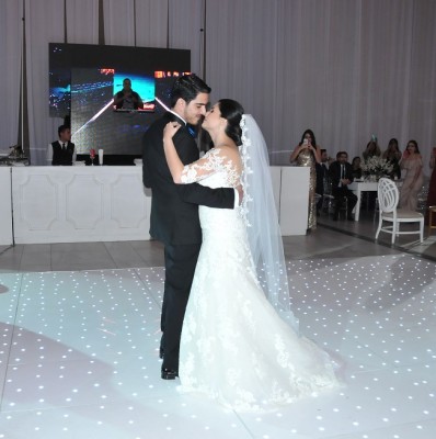 Tina María Mena y Ángel Fajardo bailan su canción favorita en la gran noche de bodas