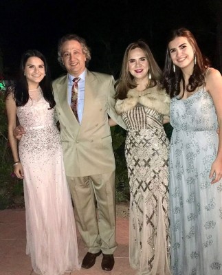 Denia y Roberto Flores Gómez con sus bellas hijas