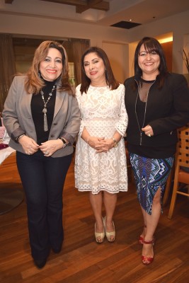 Dina Bulnes, Esther Amaya y Karina Interiano.