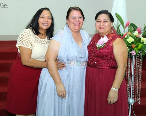 Enma Banegas, Lidabel de Mena y Pacita de Pineda, madre de la novia.