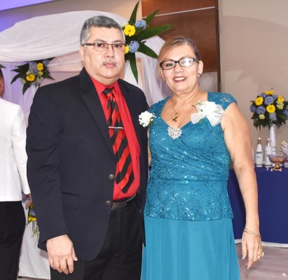 Glenda y Carlos Cruz, padres de la novia.