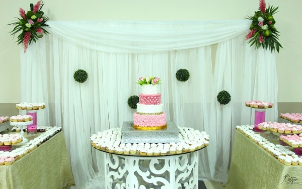 El pastel de bodas fue elaborado por Mariela Caballero, quien además preparó para la ocasión 1,500 cupcakes