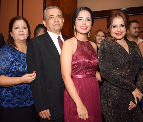 Imelda, Wilfredo, Andrea y Melissa Vargas.