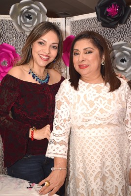 Jackie Amaya junto a Esther Amaya.