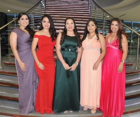 Jeannette Gabbe, Marlyn Letona, Tania Matute, Xiomara Quintanilla y Kenia Moreno
