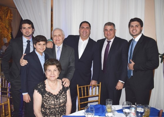 Juan Andonie, Martin Saybe, Antonio y Nelly Saybe junto a sus hijos y nietos.