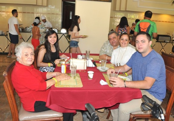 La familia Murillo- Ralston, disfrutando del desayuno en el after party de La Ensenada Beach Resort