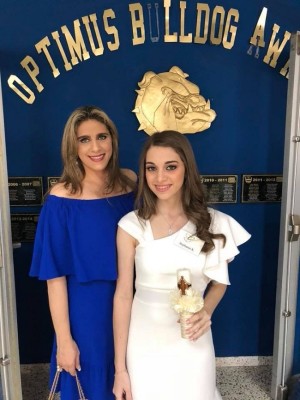 Lorena y Stephanie Kattan en su confirmacion