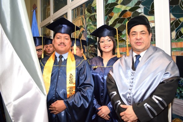 Los graduados junto al Licenciado Ioury Mena.