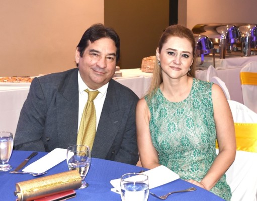 Los padrinos de boda, Marcio Villafranca y Karen Fiallos.