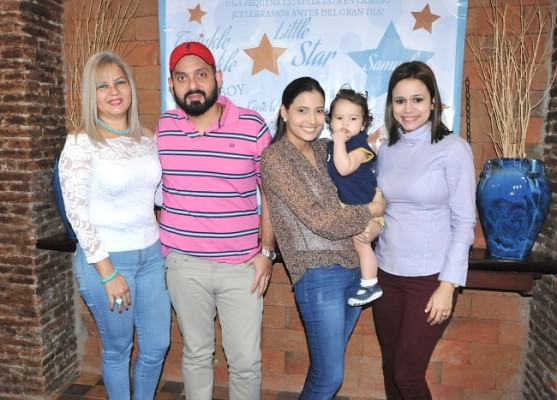 Lourdes Pineda, Ernesto Pineda, Michelle Quezada Saybe, Valeria Funez y Alejandra Quezada Saybe