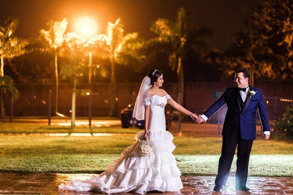 Los recien casados planean partir en su viaje de luna de miel en tan solo unos dias... el lugar?...un secreto muy bien guardado