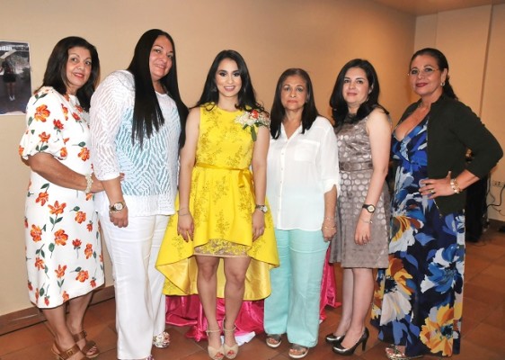 Marlin Mena, Ruth Castillo, Gabriela Rivera, Maribel Rivera, Karla Rivera y Carmenza Duarte