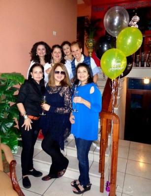 Mayda Ayestas celebrando el aniversario de Epicure con sus clientas y amigas