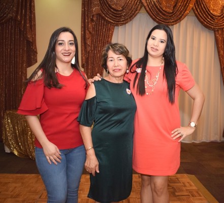 Michelle Rubi, Loly de Pineda y Carol Espinoza.