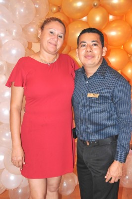 Una de las coordinadoras del evento, Cecilia Medina y Kevin Quintanilla, Supervisor General de Operaciones de La Ensenada Beach Resort