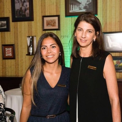 Debby Castillo y Mary Ann Paz de Kafati en la entrega del premio para Mary Ann de Esencia de Mujer 2018