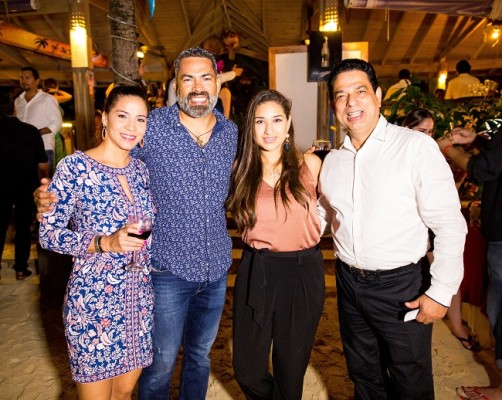 Fatima y Fernando Santos, Nicole Monterroso y Sergio Aguilar