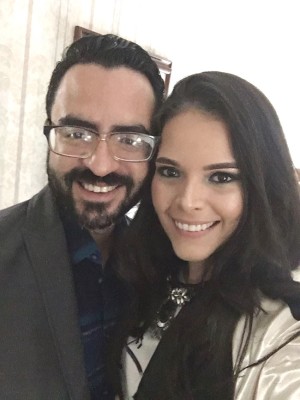 Gerardo Trejo y su esposa Nadine de cumple
