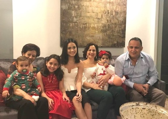 Armando Calidonio y familia