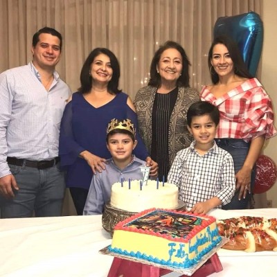 Sonia de López celebra com hijos y nietos