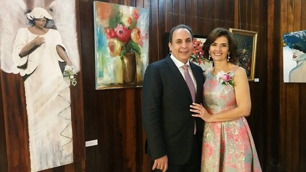 Suyapa Monterroso recibió el galardon Esencia de Mujer 2018, aca con su esposo Omar Monterroso