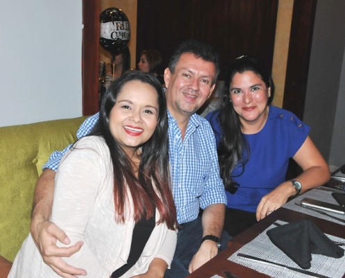 Doris y Abelardo Santos con Adonie Pinto