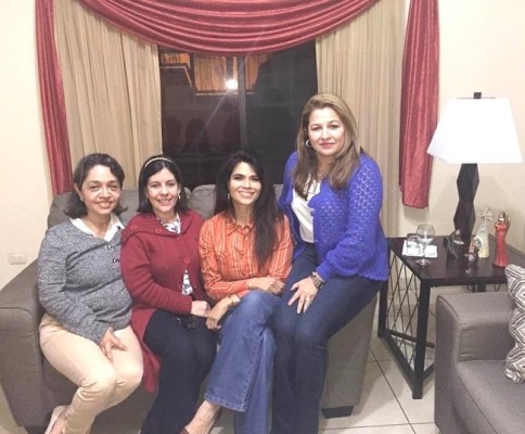 Mayra Montes con amigas