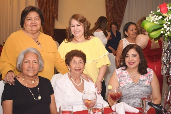 Antonieta Escobar, Helen Villanueva, María Alberto, María Elia López y Mirian de Espinal