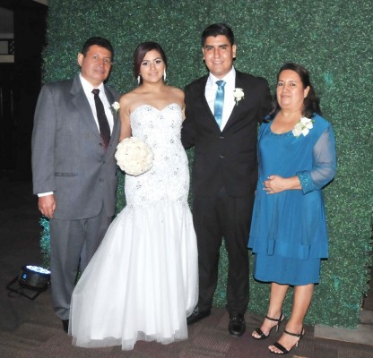 Ariel y Hayleen, con sus padres, Marvin Chávez y Angie de Chávez