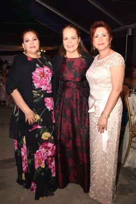 Blanca Lardizábal, Geraldina González (madre del novio) y Lizeth Rodríguez