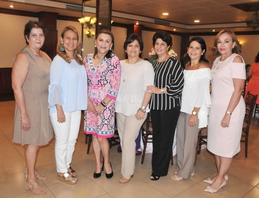 Brenda de Romero, Sheryl de Bustamante, Betty de Soto, Linda de Crespo, Luna de López, Roxana de Suazo y Marla de Sarmiento