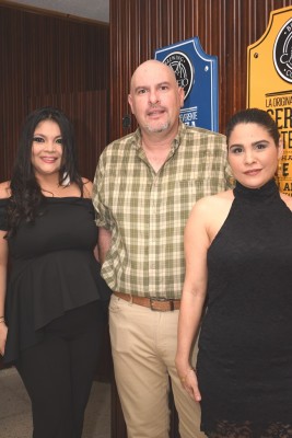 Carolina Interiano, Alberto Handal y Karen Ramos