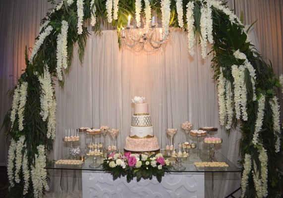 Casa Jardín y Más decoró creativamente la estancia, mientras que el pastel de bodas fue elaborado por Hannan´s Bakery