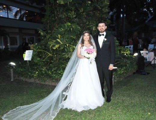 Una fotografía clásica, del recuerdo, para estos recien casados que brillaron con su luz propia en su gran noche de bodas