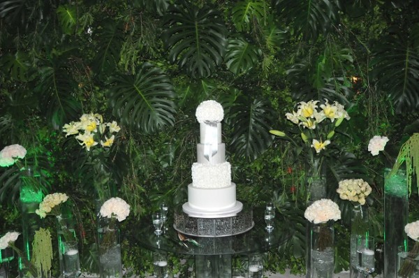 La majestuosa decoración que mezcló entre verdes follajes azáleas,  hortensias y rosas, armonizó a la perfección con el pastel de bodas elaborado por Nadia Canahuati de Signature Cakes.