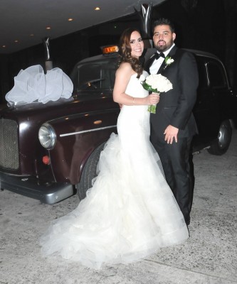 Los novios llegaron a su recepción de bodas a bordo de un elegante taxi clásico, dándole un toque excepcionalmente tradicional a la hermosa pareja de enamorados