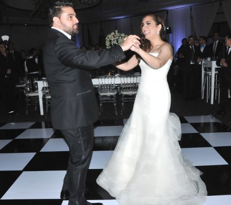 La estupenda complicidad de los novios los llevó hasta la pista de baile, donde Vanessa Nasrala y José Vallecillo compartieron su primer baile como esposos