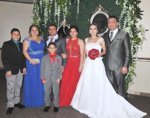 Dennis Miranda, Karen Colindres (madrina de bodas), Suamy Miranda, Diego Miranda, Alexandra Miranda, Keylin Colindres y Emilio Miranda