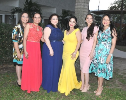 Diana de Pacheco, Cindy de Castro, Eloísa de Sabillón, Johana Rojas, Brenda Tábora y Karen de Sabillón