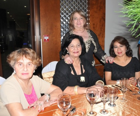 Doña Dahabiye Salamé de Chahín, Lidia Mejía, Arabella Canahuati y Angie Amaya