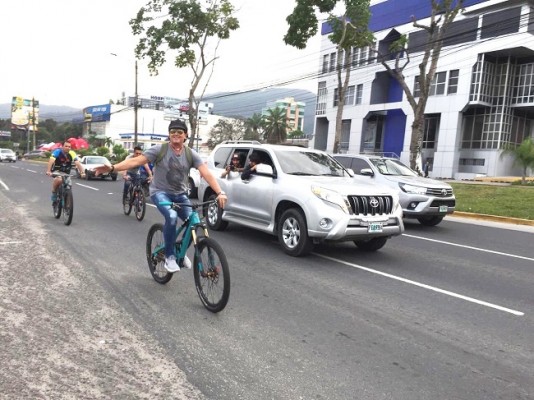 Durante su estadía en SPS, el guapérrimo de Carlos Vives dio un buen paseo por las arterias principales de la ciudad, por supuesto, "pedaleando" en su famosa "bicicleta"