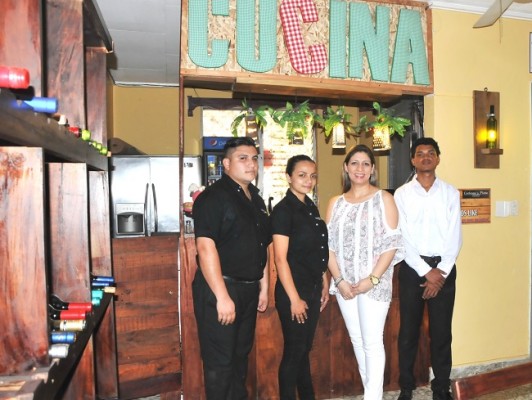 El Staff de Corleone´s Pizza Lounge & Ristorante, junto a la chef Ericka Arévalo, atienden a toda su clientela con los más altos estándares de calidad