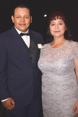El novio, Lester Romero y su madre Hilda de Romero.