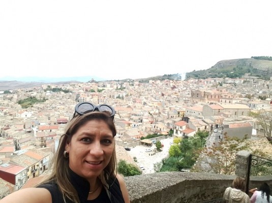 En su recorrido por Italia, la chef Ericka llegó a la ciudad de Corleone, Sicilia, donde se involucró de manera intensa en las recetas ancestrales del lugar para dar a luz, con su influencia personal, el nombre y cada platillo de Corleone´s Pizza.  