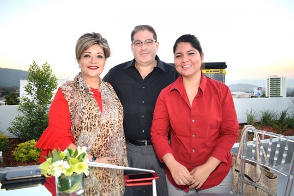 Enrique y Karen Handal junto a Marilyn Galindo