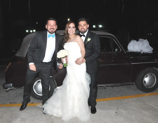 Felix Rivera, Vanessa Nasrala y José Vallecillo, fueron "cachados" en esta fotografía al llegar a la recepción de su noche de bodas